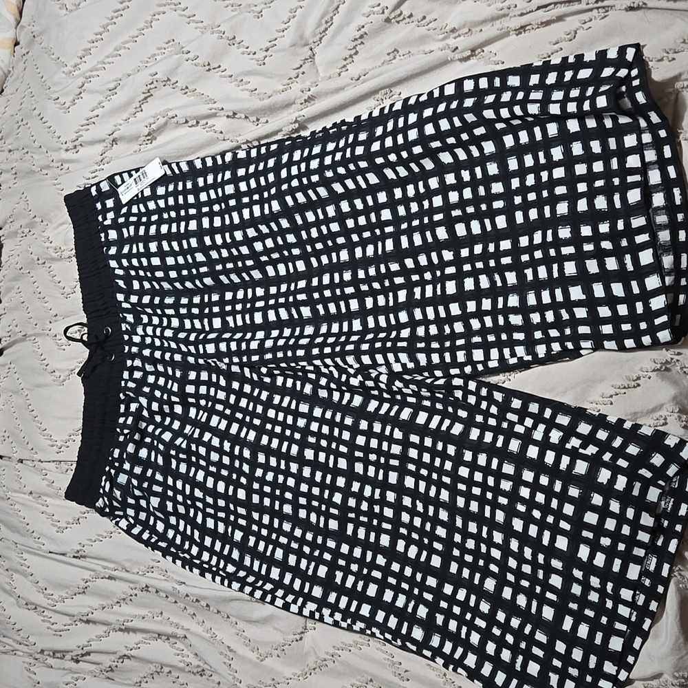 Black and White print crop pants. NWT. Women's size 1X